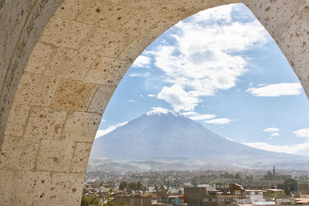 Vista del volcán Misti desde el mirador de Yanahuara en la ciudad de Arequipa