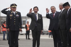 El sultán de Brunéi llega a Perú para reunirse con la presidenta peruana y participar en foro APEC